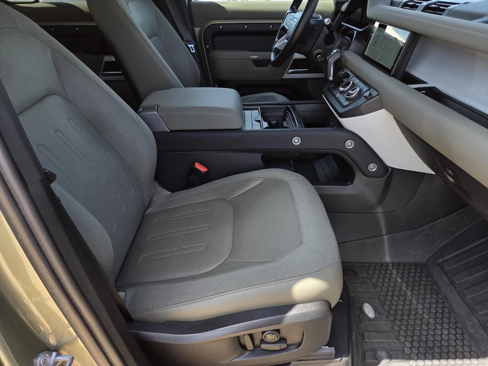 Used 2020 Pangea Green Metallic Land Rover SE image 43