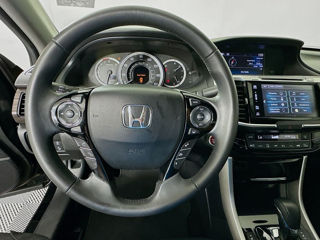 Used 2017 Crystal Black Pearl Honda Touring image 11