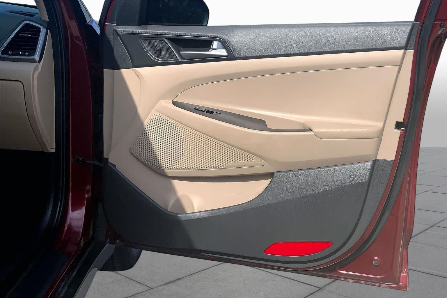Used 2017 Ruby Wine Hyundai SE image 23