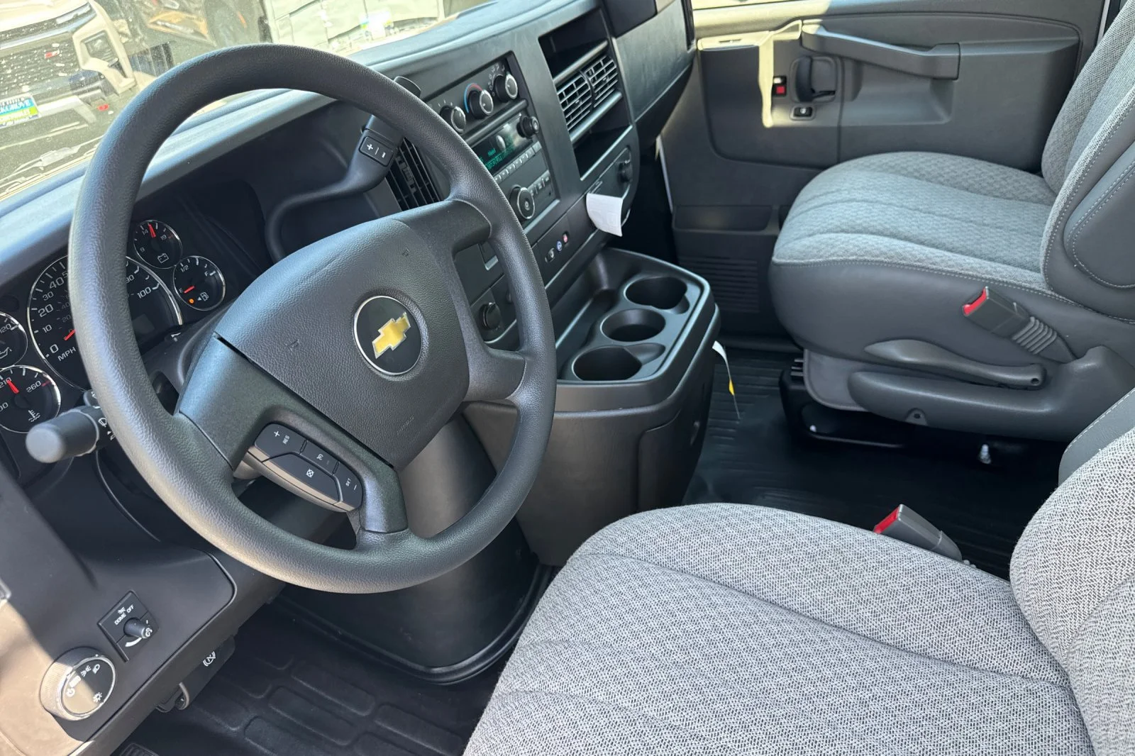 2025 Chevrolet Express Cutaway 3500 1WT view 9