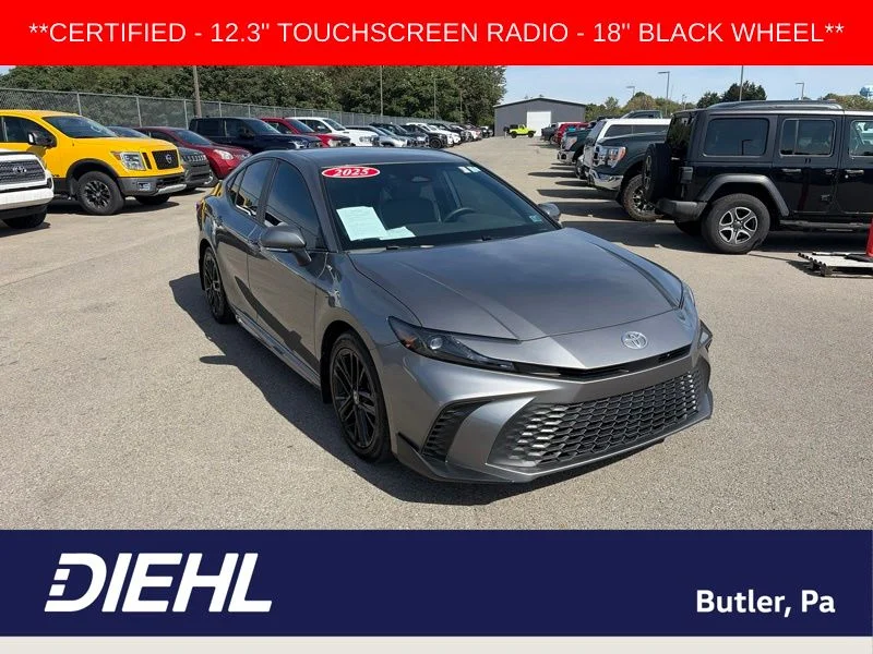 Used 2025  Toyota SE image 1
