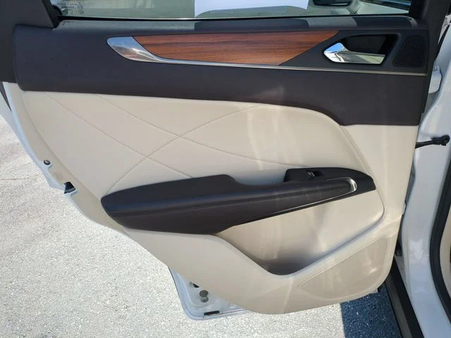 Used 2015 White Lincoln Base image 28