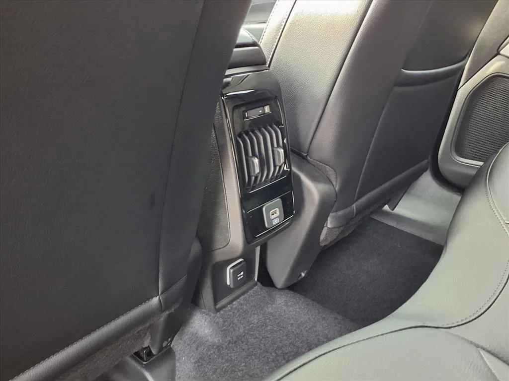 New 2026 Bright White Clear-Coat Exterior Paint Jeep Latitude image 21