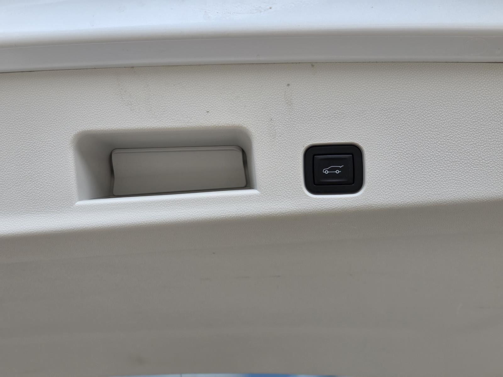Used 2024 WHITE FROST TRICOAT GMC DNLI image 13