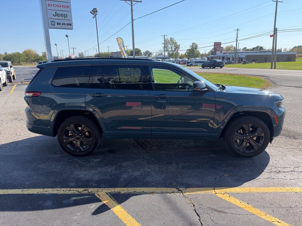 New 2027 Steel Blue Paint Jeep Limited Reserve image 2