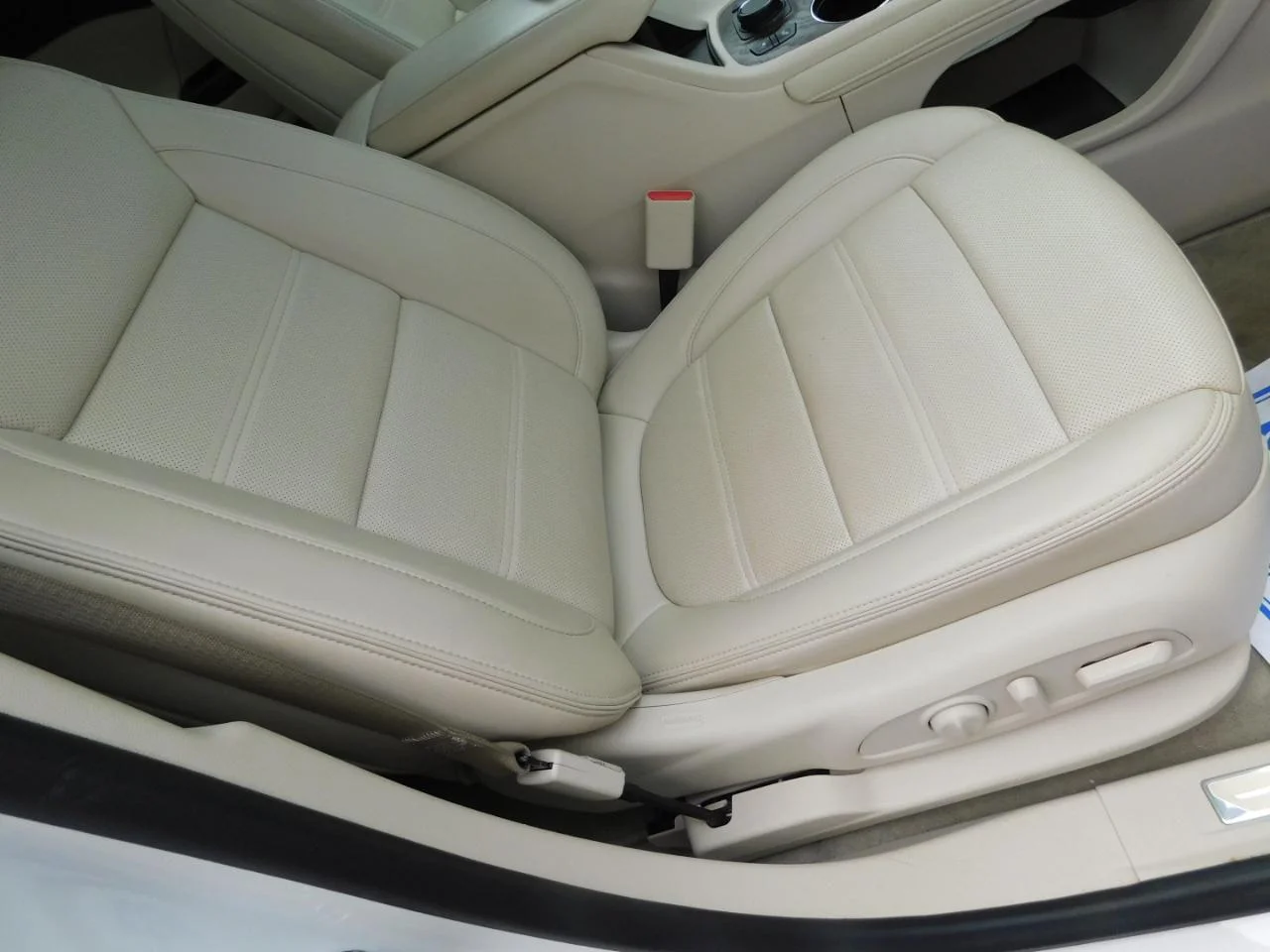 Used 2022 White GMC FWD 4DR DENALI image 22
