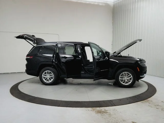 New 2026 Diamond Black Crystal Pearl-Coat Exterior Paint Jeep Laredo image 16