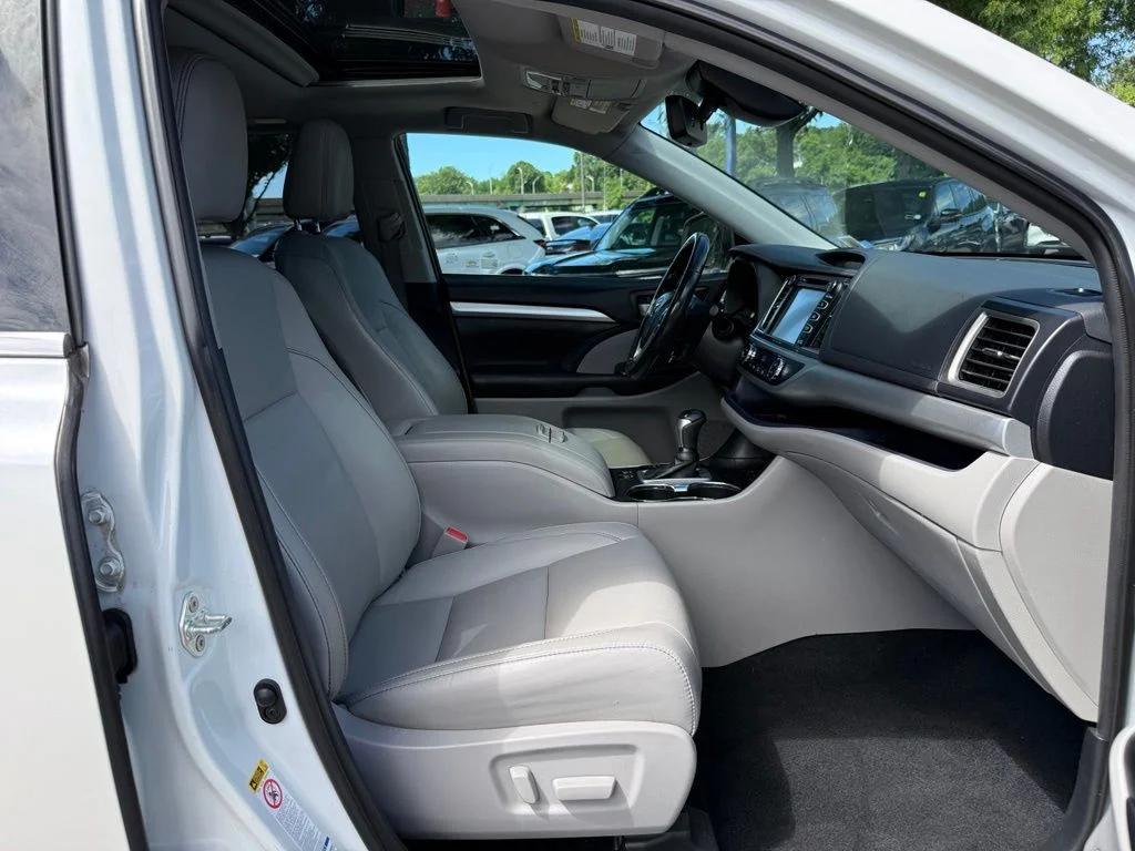 Used 2019 White Toyota XLE image 35