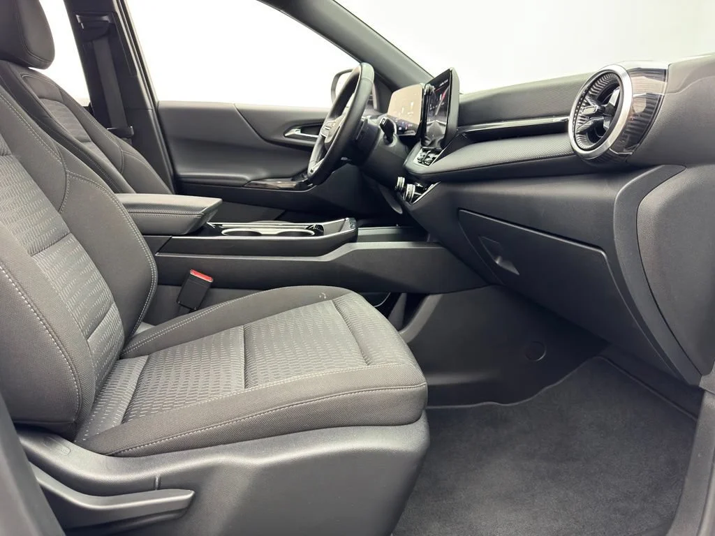 Used 2025 Summit White Chevrolet LT image 32
