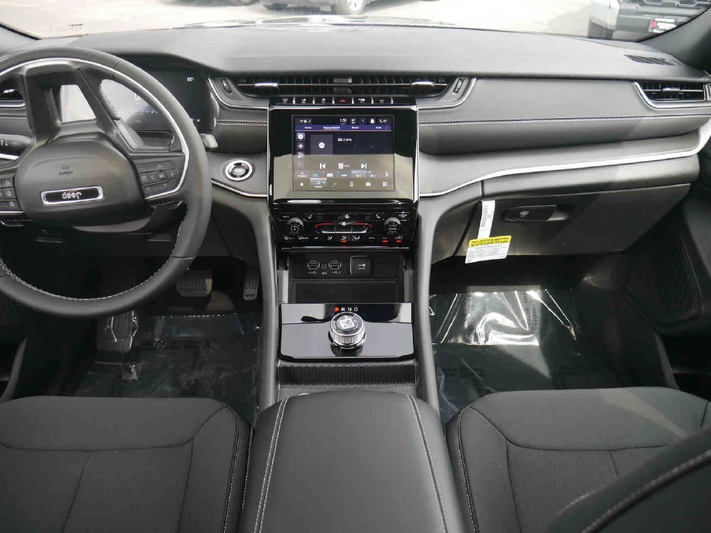 New 2026 Diamond Black Crystal Pearl-Coat Exterior Paint Jeep Laredo X image 4