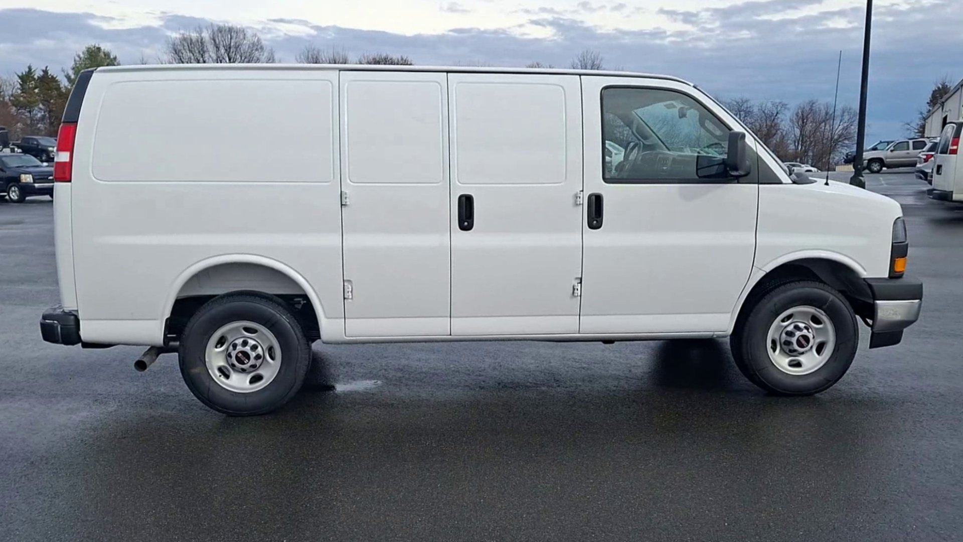 2025 GMC Savana Cargo Work Van - Photo 21