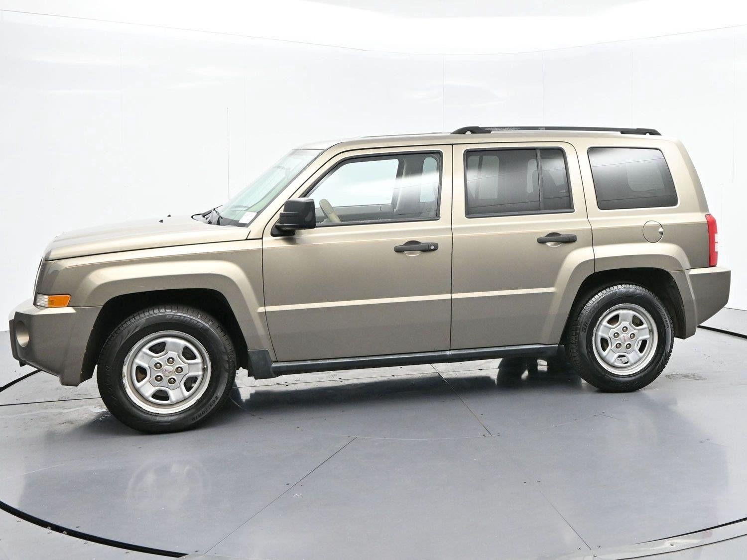 Used 2008 Light Khaki Metallic Jeep Sport image 4