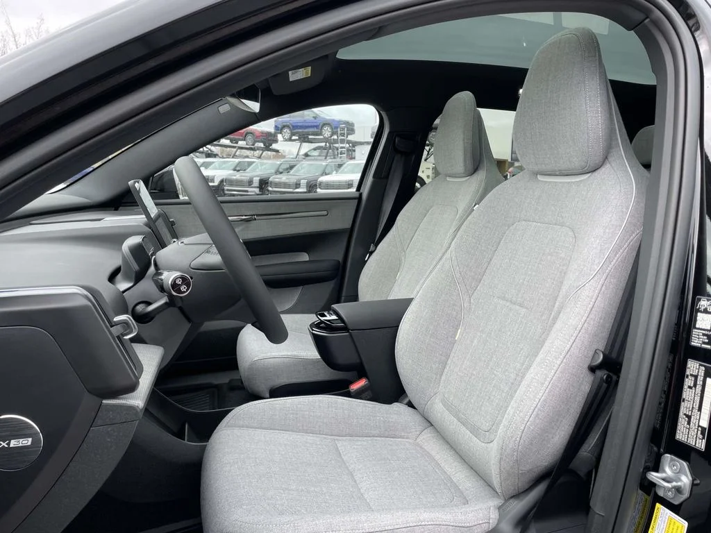 New 2025 Onyx Black Volvo Ultra image 7