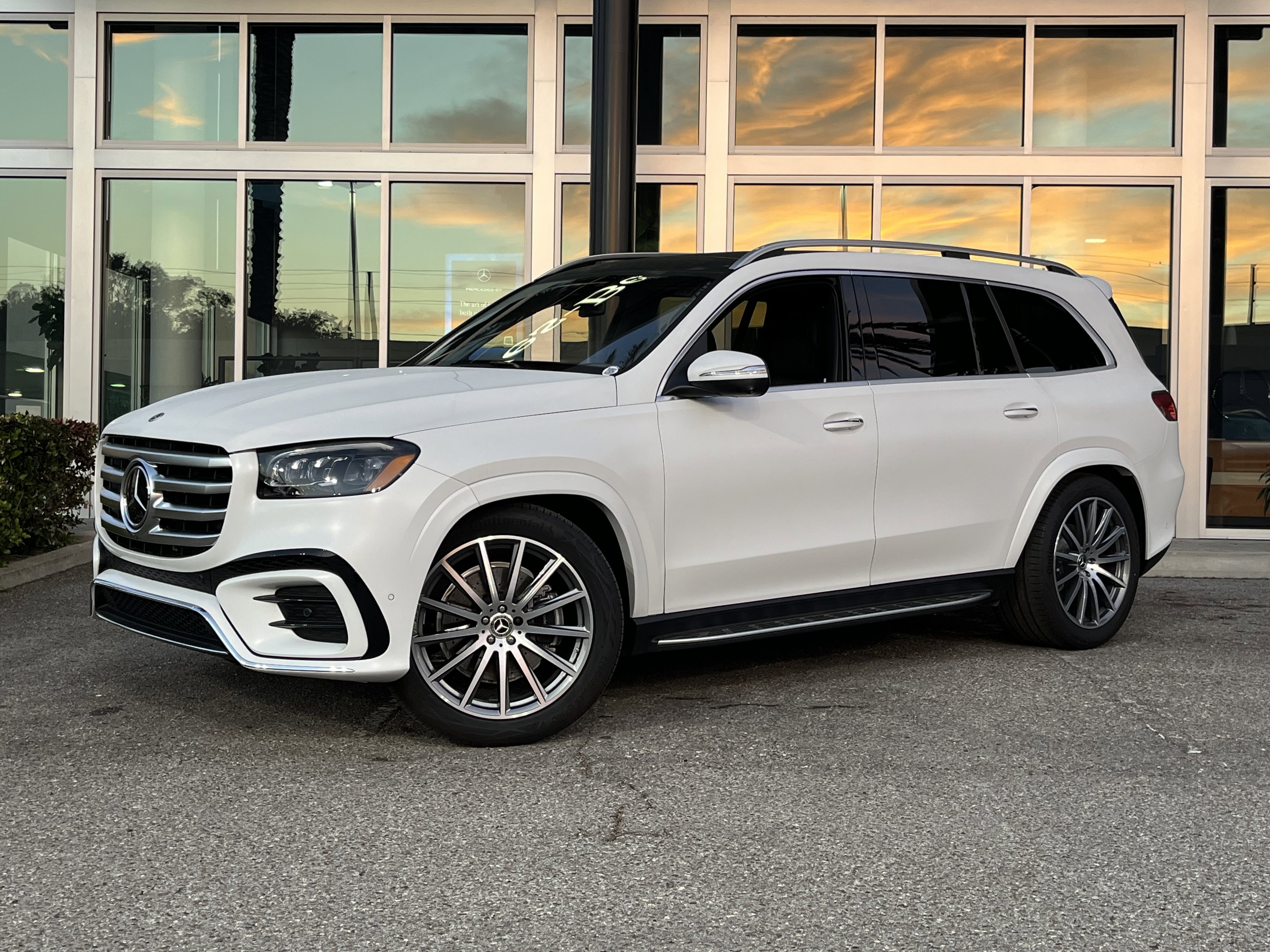 New 2026 MANUFAKTUR Moonlight White Magno Mercedes-Benz GLS 580 image 2