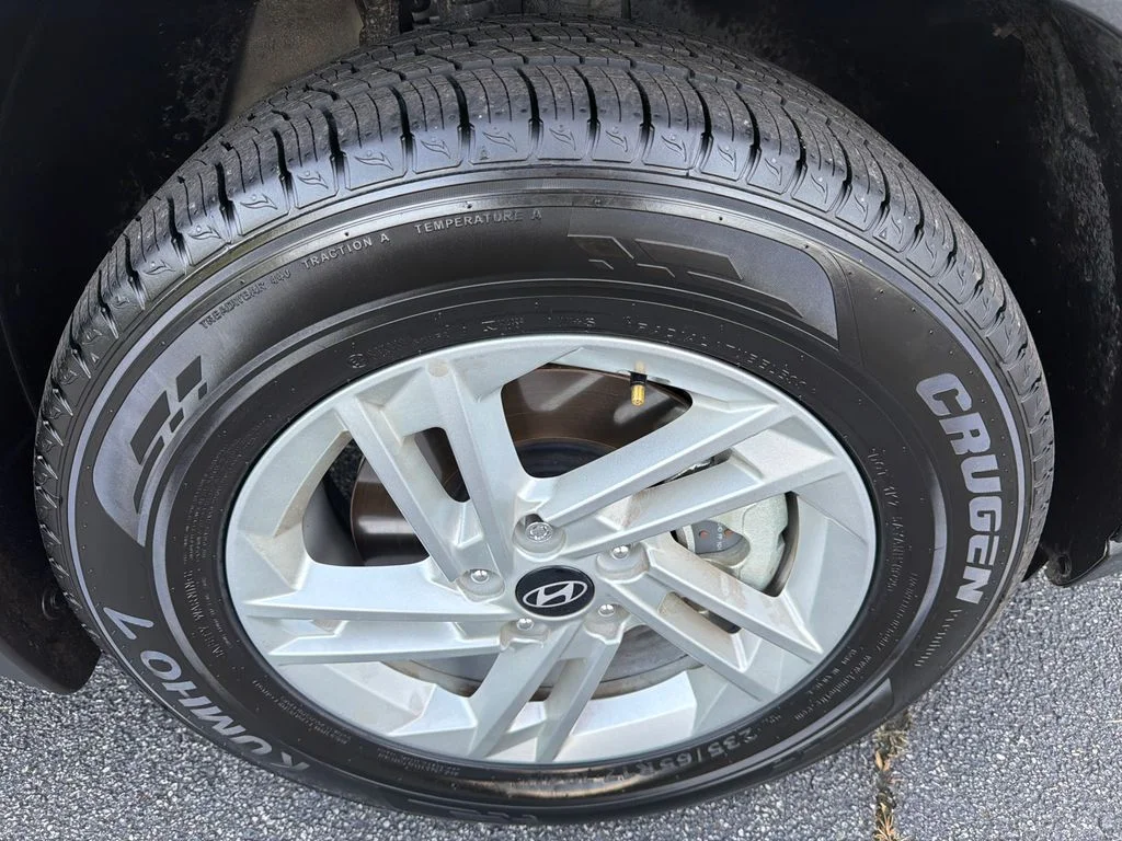 Used 2025 Silver Hyundai SE image 12