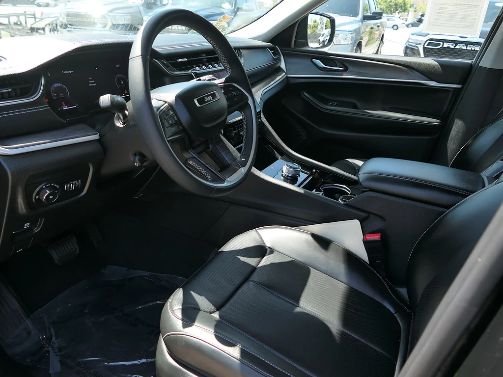 Used 2023 Diamond Black Crystal Pearl Coat Jeep Limited image 10