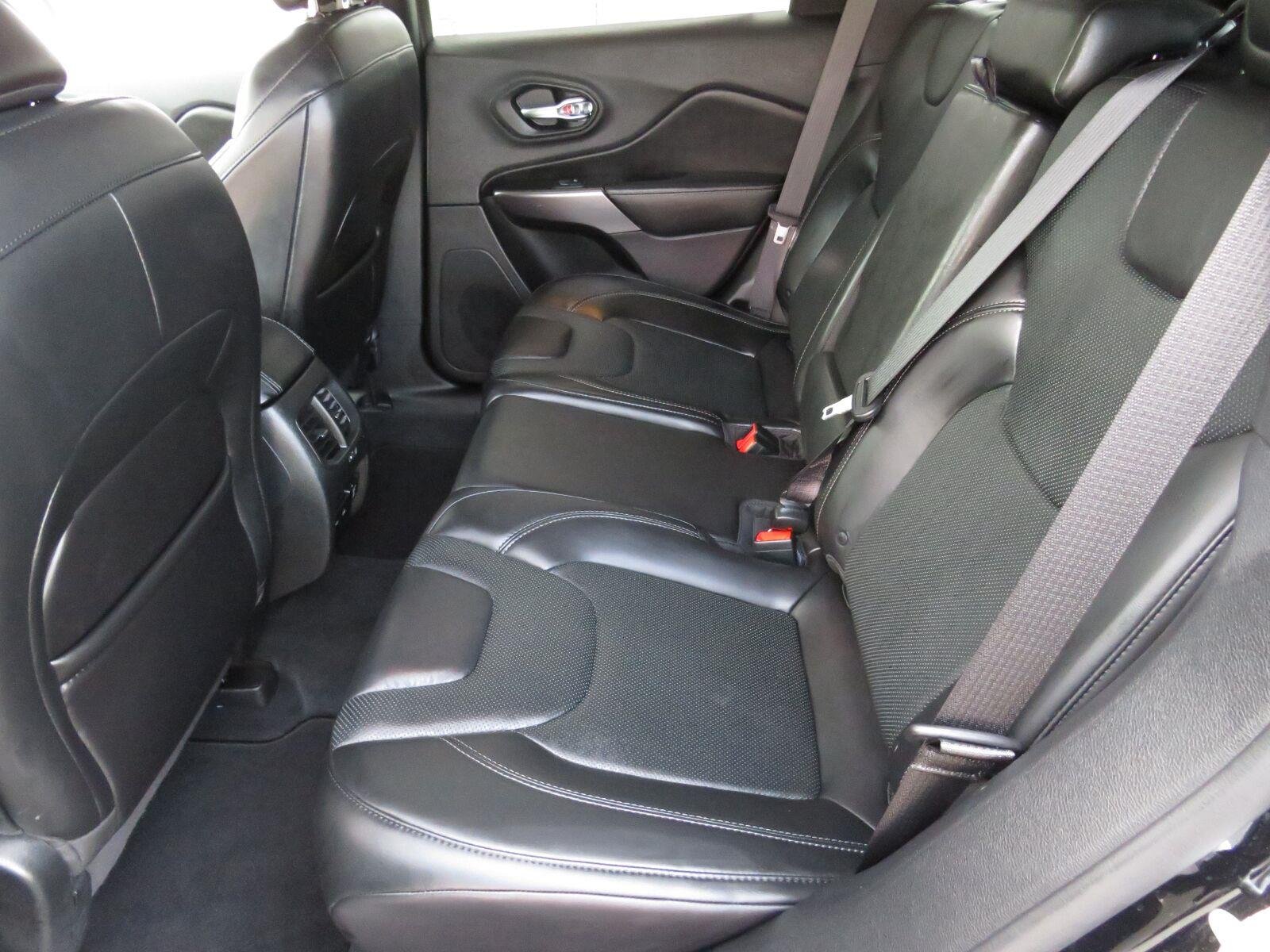 Used 2019 Diamond Black Crystal Pearlcoat Jeep Limited image 25