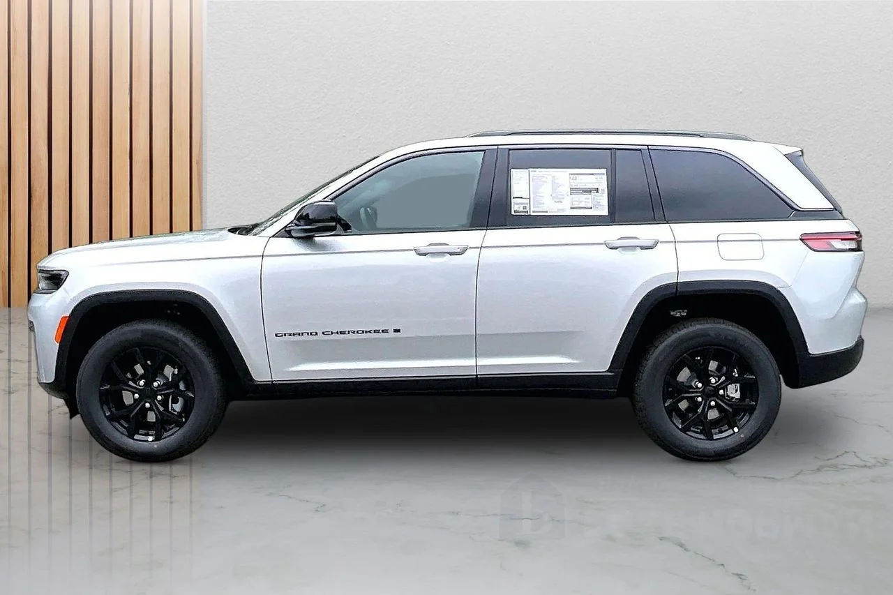 New 2026 Silver Zynith Exterior Paint Jeep Altitude image 6