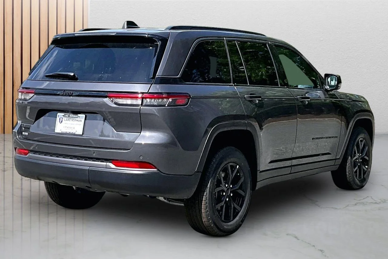 New 2026 Baltic Gray Metallic Clear-Coat Exterior Paint Jeep Altitude image 9