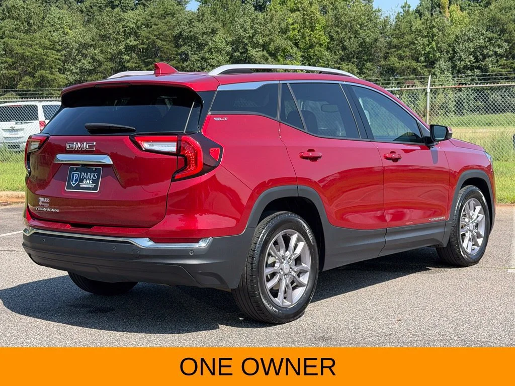 Used 2023 VOLCANIC RED TINTCOAT GMC SLT image 2