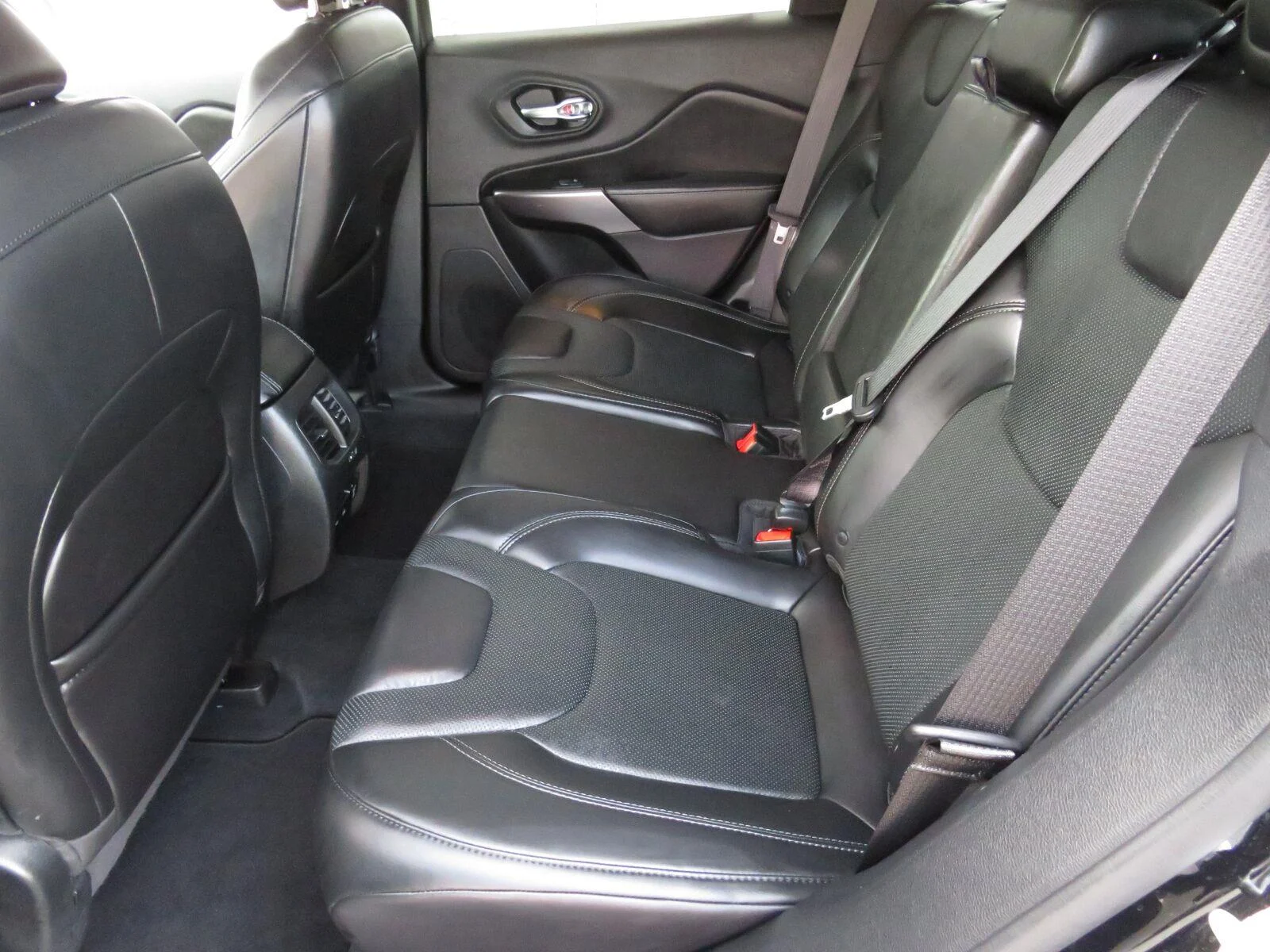 Used 2019 Diamond Black Cry Jeep Limited image 25