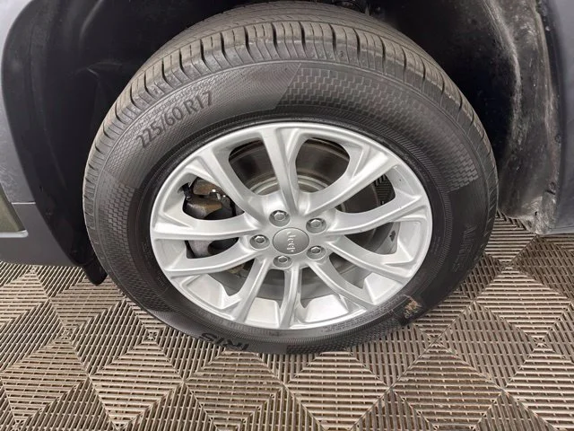 Used 2020 Green Jeep Latitude image 28