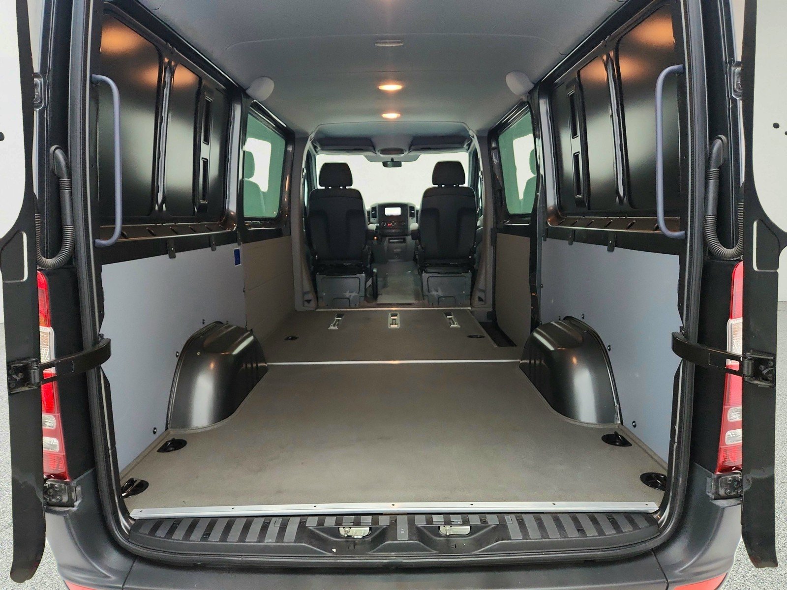 Used 2016 Graphite Gray Metallic Mercedes-Benz crew no seats image 29