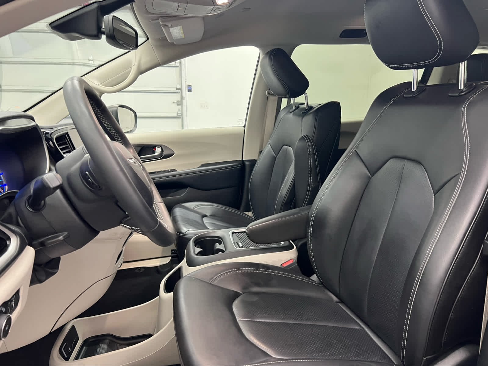 Used 2023 Ceramic Gray Clearcoat Chrysler Hybrid Touring L image 12