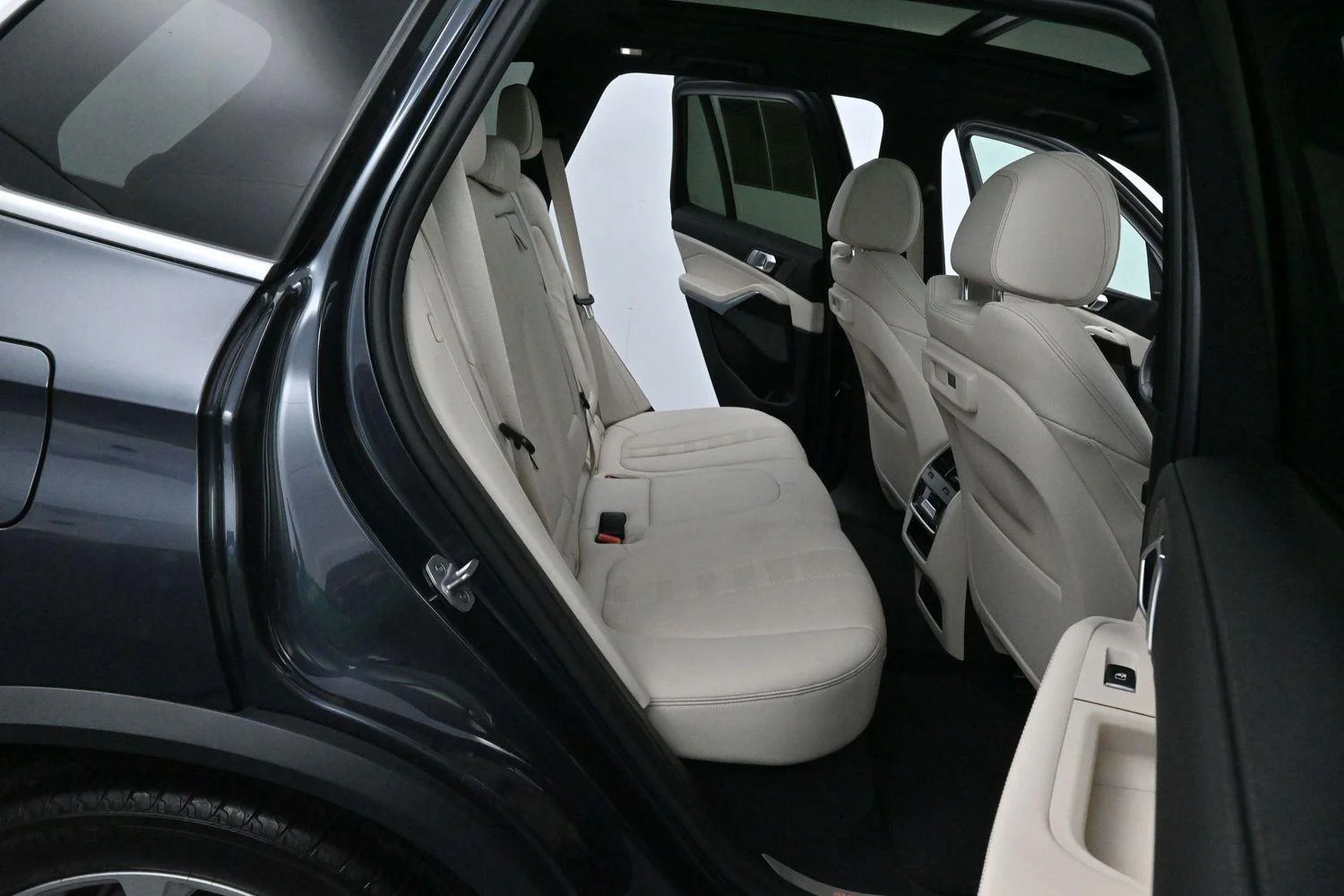 Used 2019 Arctic Gray Metallic BMW xDrive40i image 40