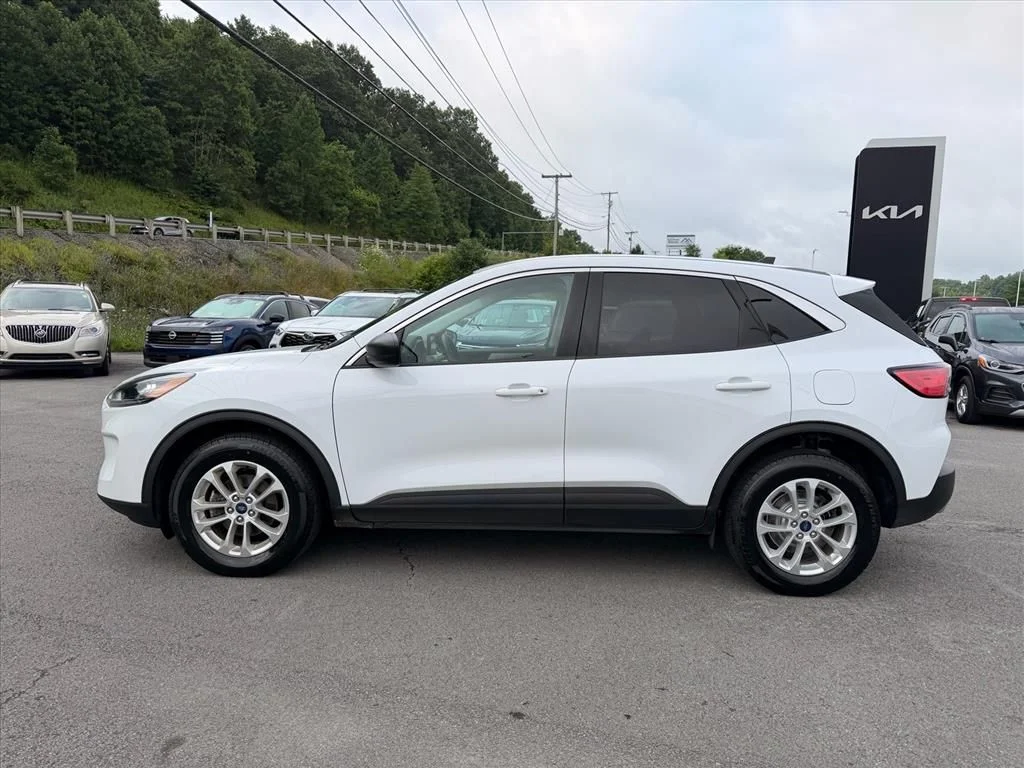 Used 2022 White Ford SE image 4