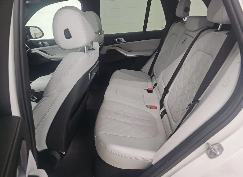 Used 2025 White Metallic BMW xDrive40i image 5