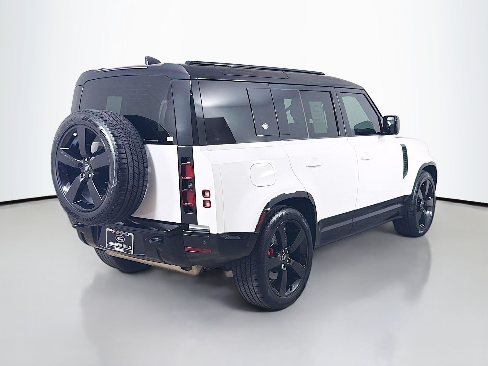 Used 2024 Fuji White Land Rover X-Dynamic SE image 5