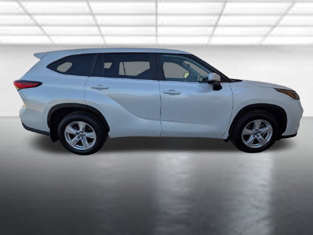 Used 2023 Off-white Toyota LE image 32