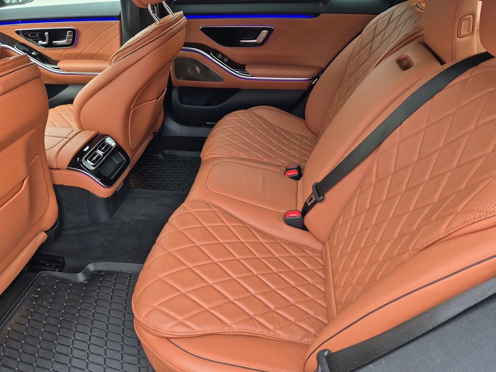 Used 2025 Obsidian Black Metallic Mercedes-Benz S 580e image 32