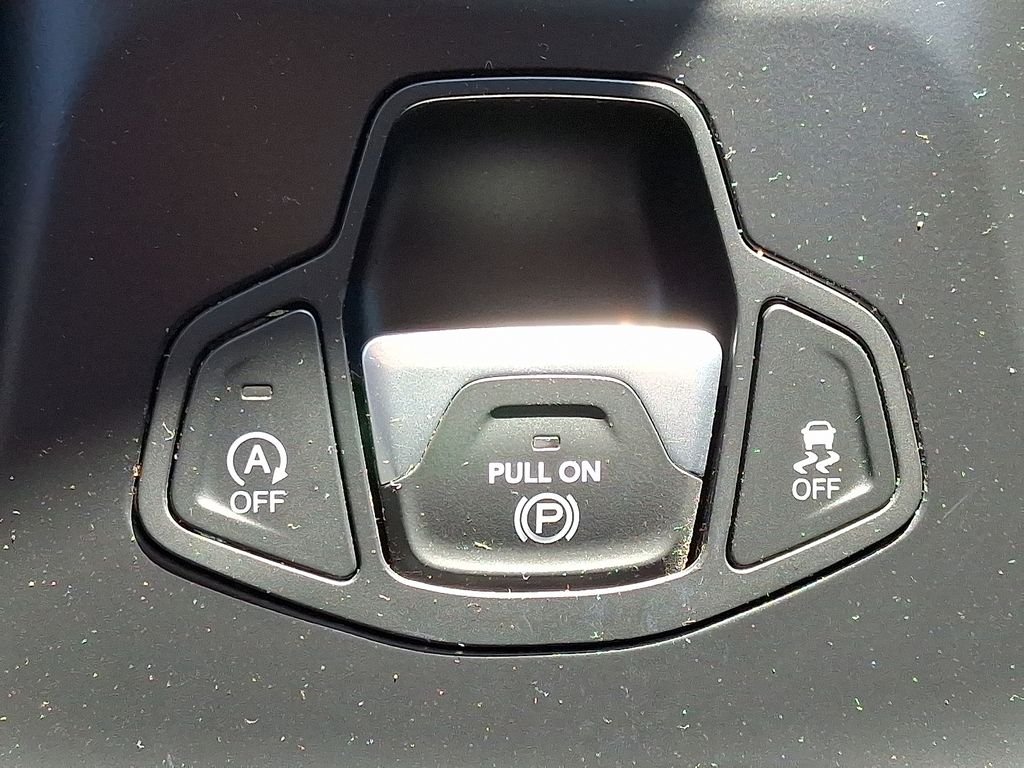 Used 2023 White Jeep Latitude image 24