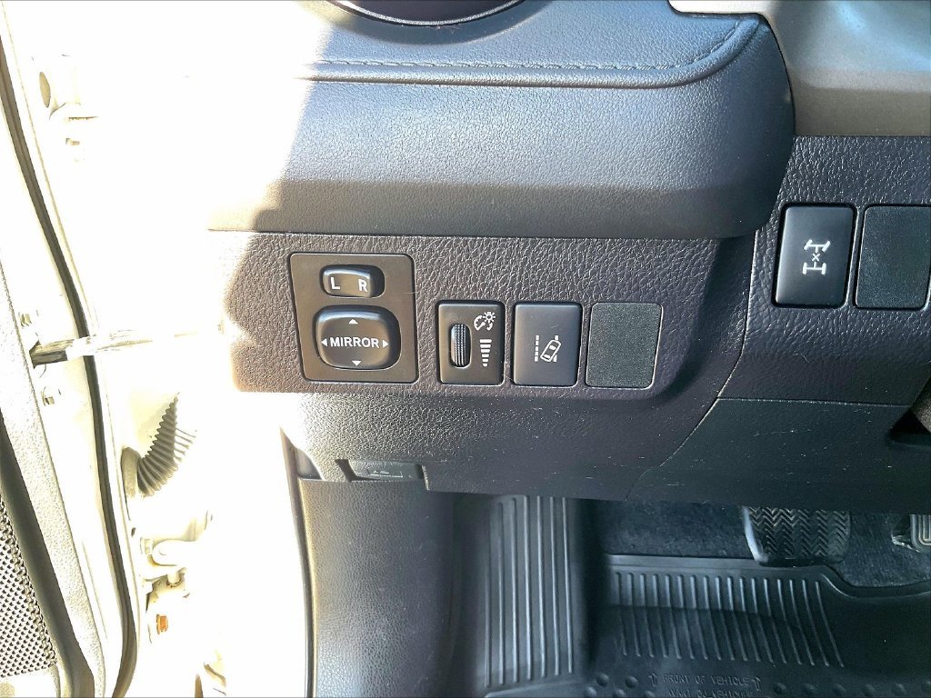 Used 2018 White Toyota LE image 26