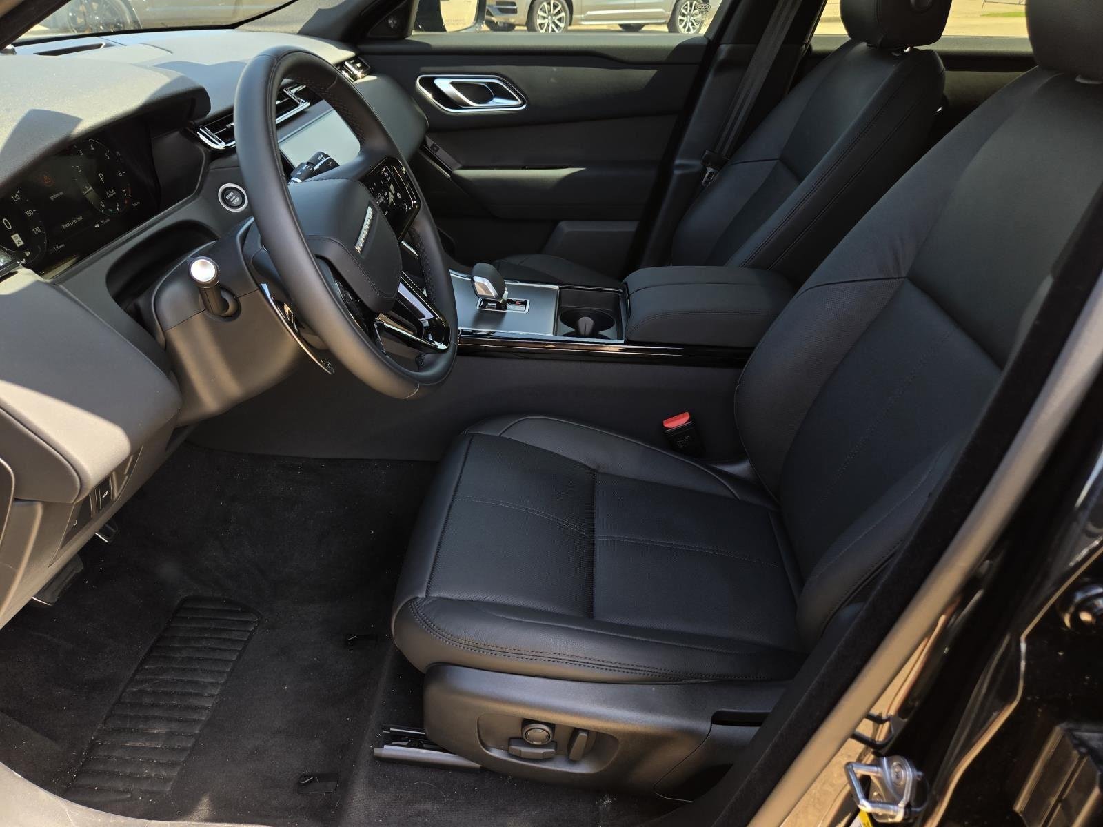 New 2025 Santorini Black Land Rover Dynamic SE image 28
