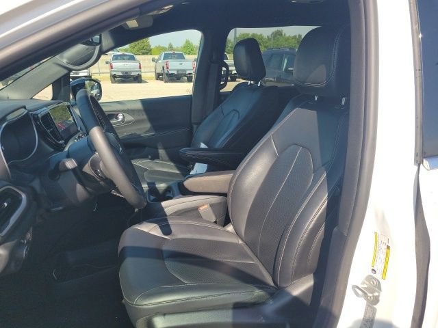 Used 2025 Bright White Clearcoat Chrysler Select image 17