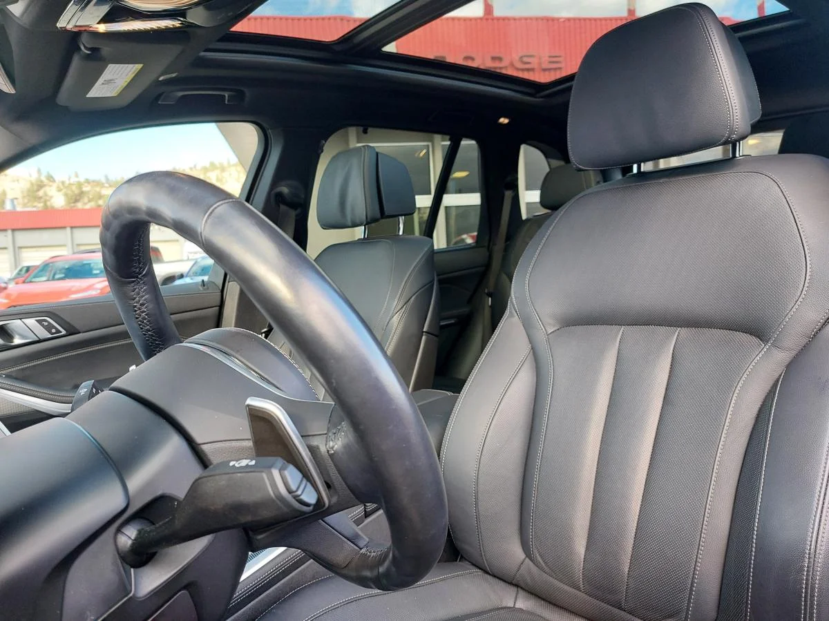 Used 2022 Blue BMW xDrive40i Sports Activity Vehicle image 16