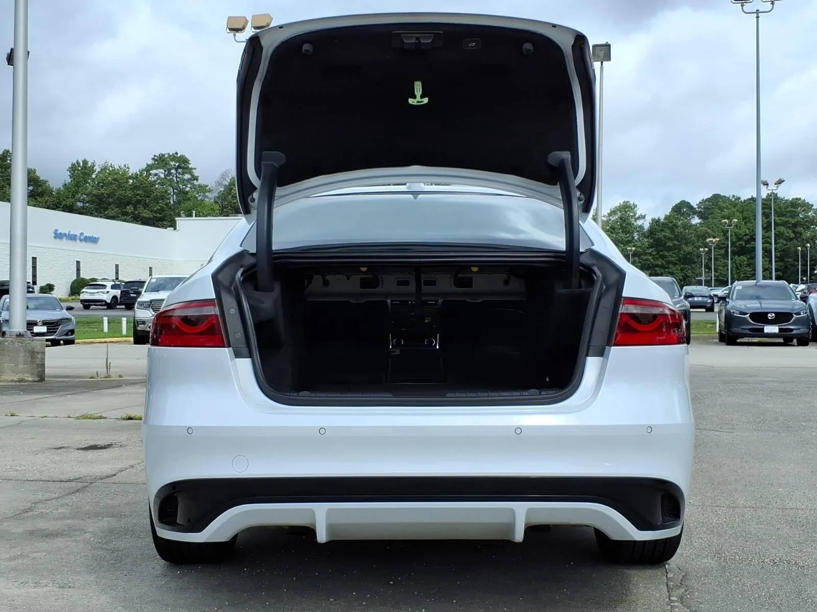 Used 2021 Yulong White Metallic Jaguar R-Dynamic SE image 26