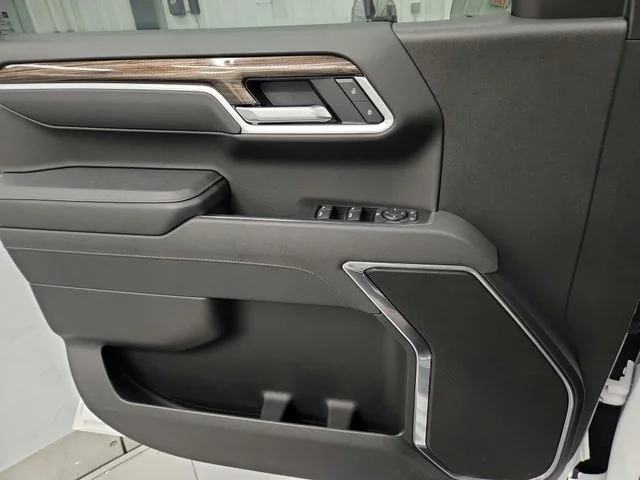 Used 2025 White Chevrolet RST image 27