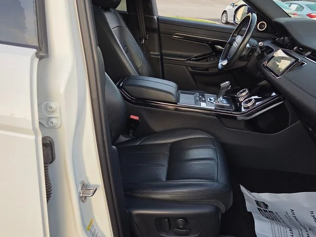 Used 2020  Land Rover R-Dynamic SE image 17