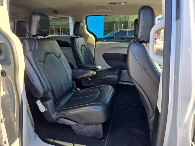 Used 2024 Silver Chrysler Touring L image 17