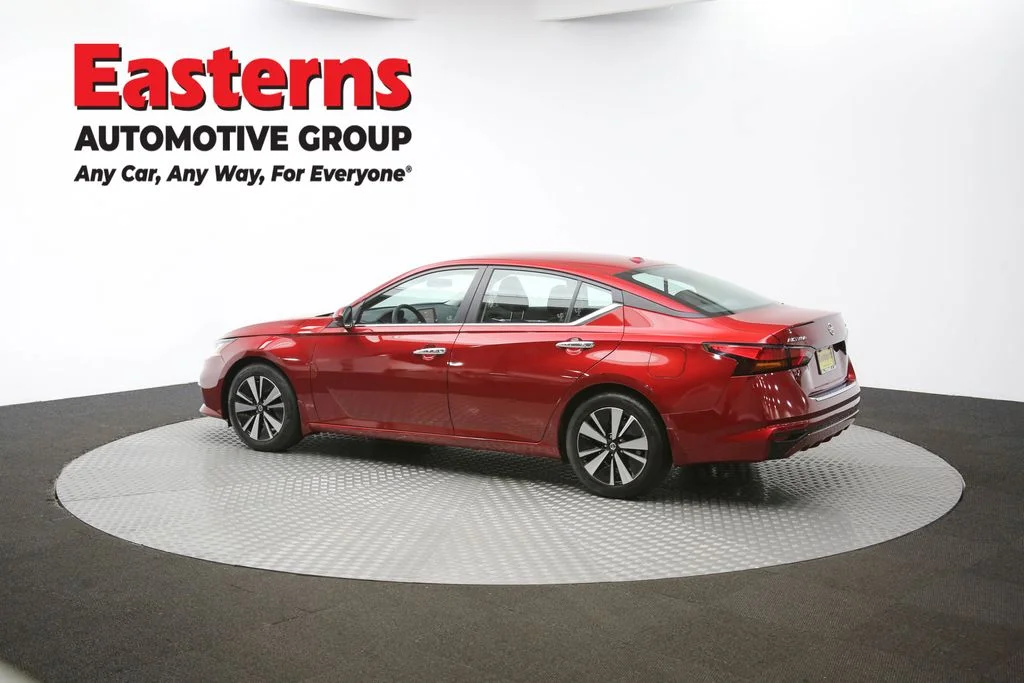 Used 2022 Red Nissan 2.5 SV image 59