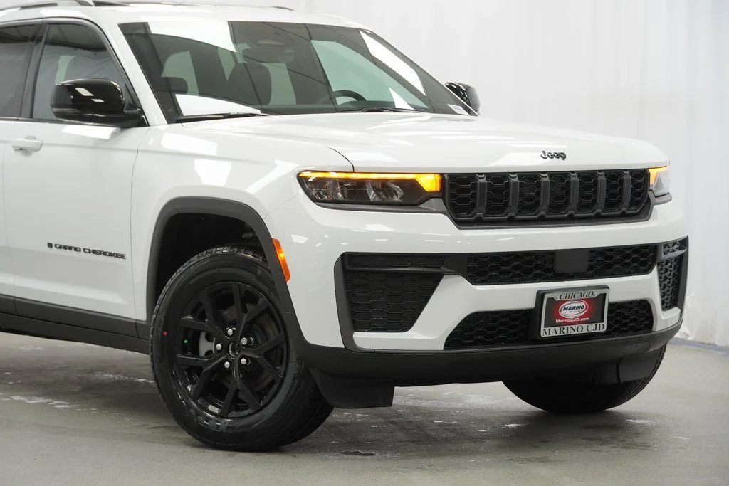 New 2026 Bright White Clear-Coat Exterior Paint Jeep Laredo Altitude image 3