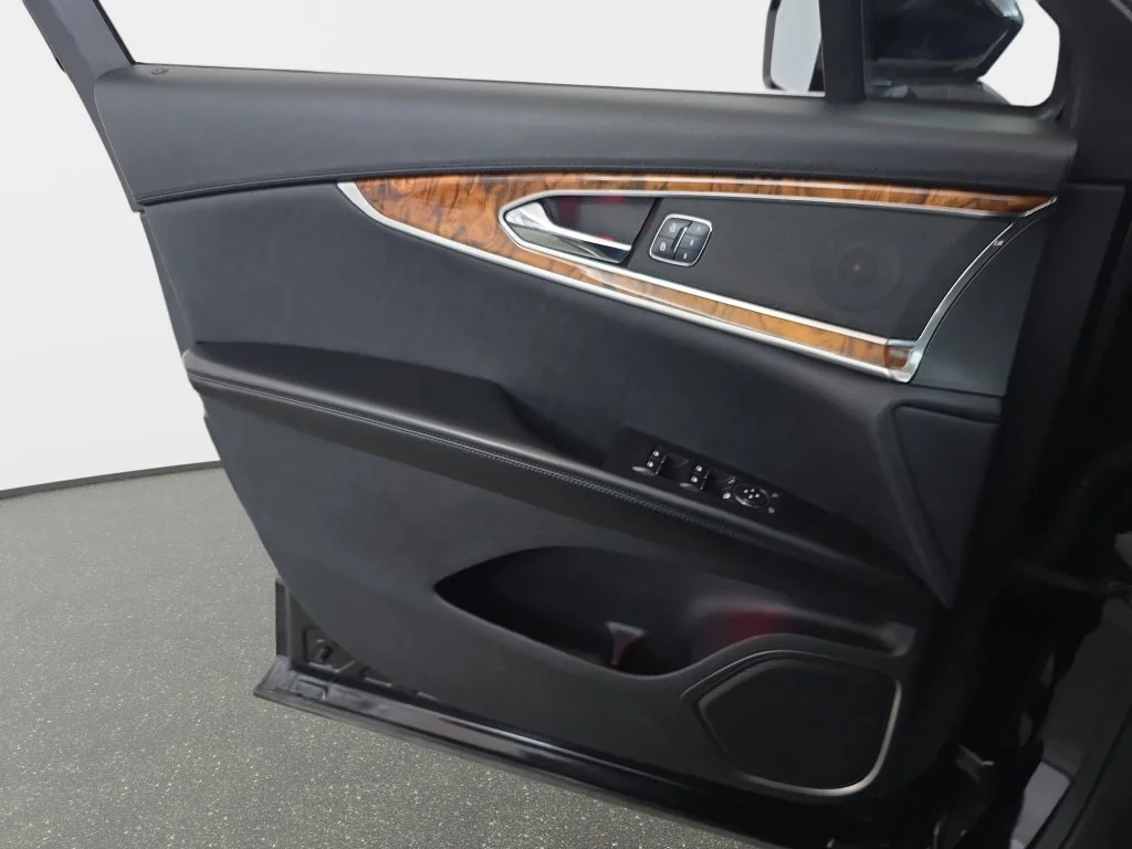 Used 2016 Black Lincoln Reserve image 28