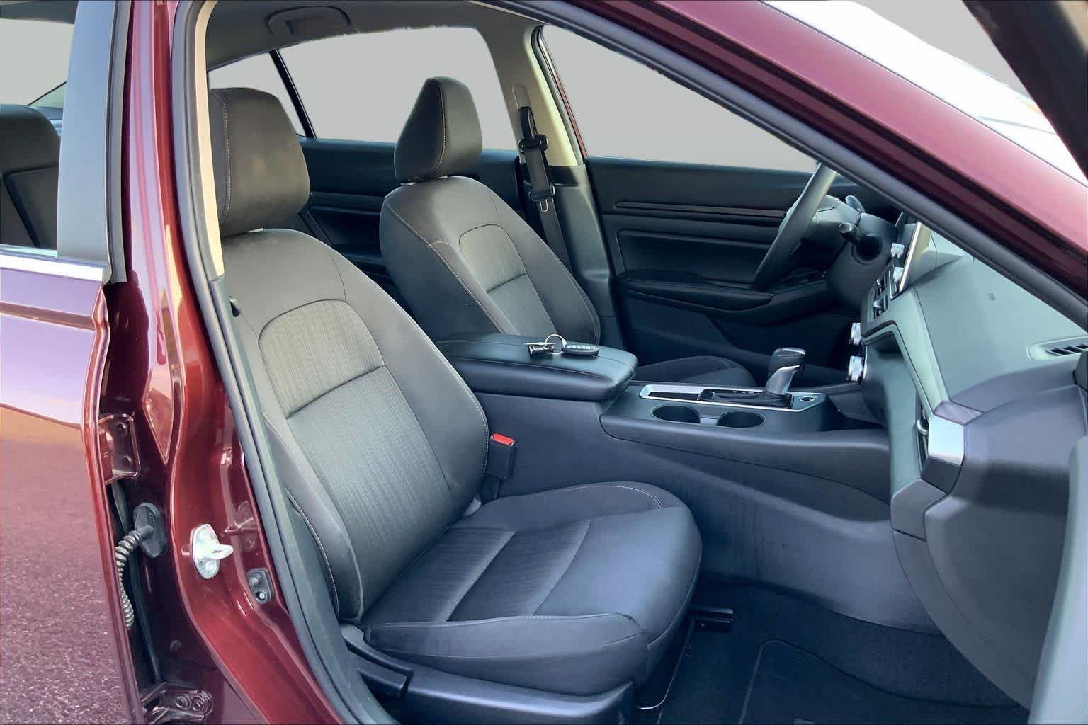 Used 2025 Garnet Pearl Metallic Nissan SV image 9