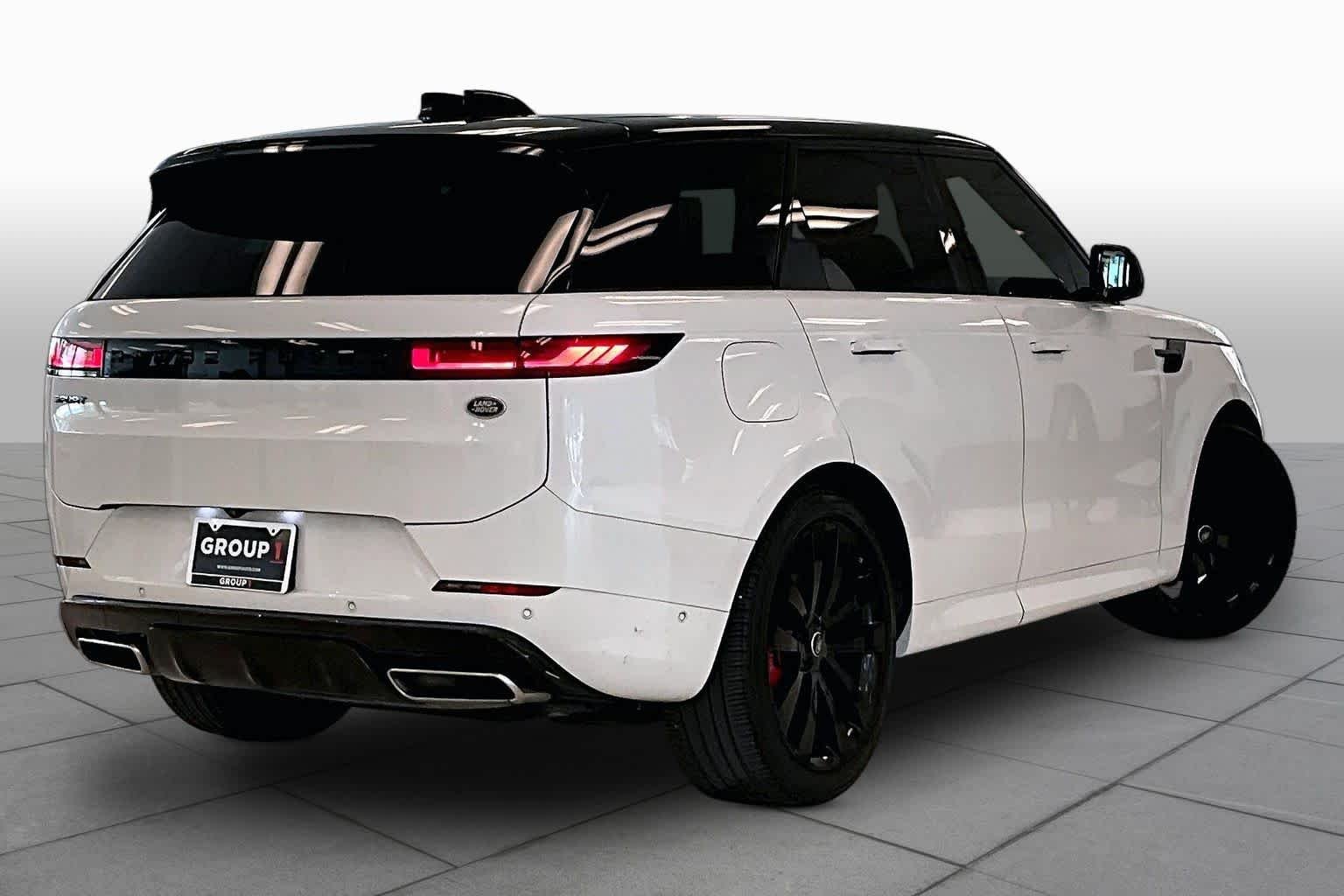 Used 2023 Fuji White Land Rover SE Dynamic image 12