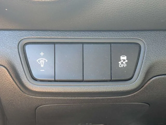 Used 2024 White Kia LXS image 21