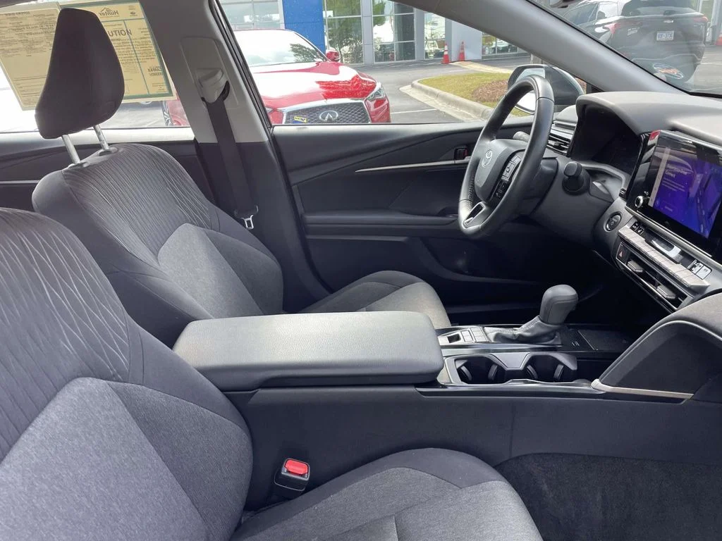 2025 Toyota Camry LE - Photo 9